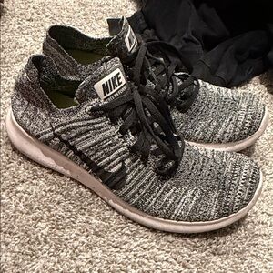 Nike Black and Gray Knit Running Shoes fly rn flyknit size 8 women’s